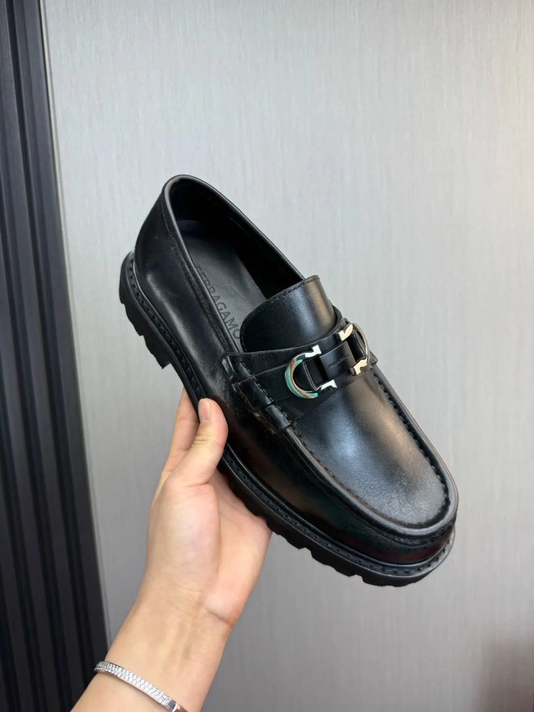 Men's shoes 💰880💰 Ferragamo. [Ferragamo] men's thick-soled loafers, the latest hot style, 1:1 original purchase quality, top quality, imported open-edge beaded cowhide leather on the upper, hand-made three-dimensional stitching highlights the round toe design, the inner foot pads are all imported cowhide, with original lightweight foam outsole, matching code 39-44, (38, 45 custom-made, non-refundable)